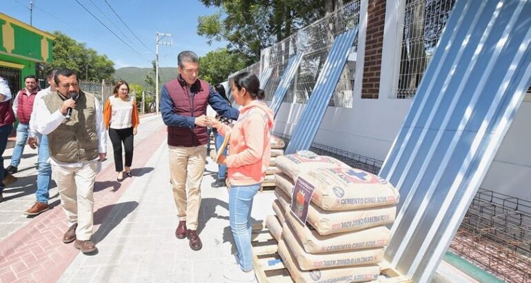 Beneficia Rutilio Escandón a La Trinitaria con la construcción del DIF Municipal y material para mejorar viviendas