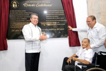 Rutilio Escandón impone Medalla “Rosario Castellanos” al doctor Roberto Gómez Alfaro