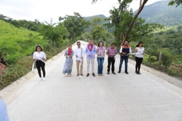 En Berriozábal, Rutilio Escandón inaugura la pavimentación de la entrada a la localidad Las Maravillas