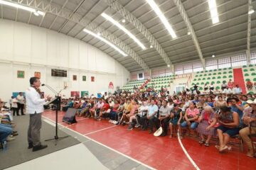 Entrega Rutilio Escandón constancias de capacitación de Primeros Auxilios a Operadores de Servicios Turísticos