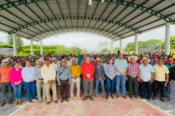 Mariano Rosales entrega fertilizante en Cristóbal Obregón