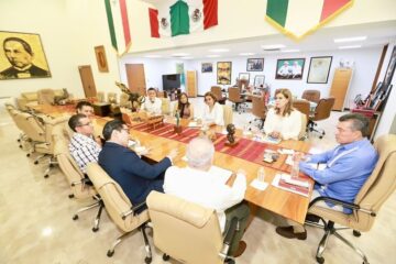 Rutilio Escandón se reúne con docentes innovadores y evaluadores de los nuevos libros de texto gratuitos