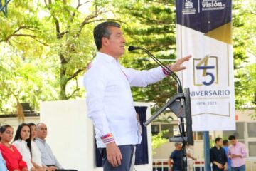 Felicita Rutilio Escandón a la comunidad cobachense por cumplir 45 años de servir al pueblo