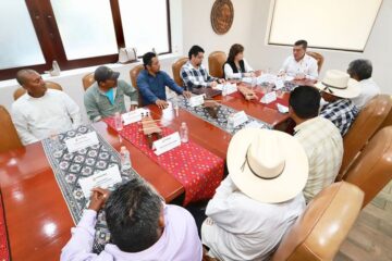 Rutilio Escandón se reúne con integrantes de la Asociación San Bartolomé de los Llanos de Venustiano Carranza