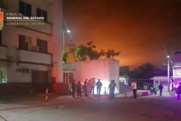 Dejan restos humanos y cartulina con mensaje a las afueras de la presidencia de Reforma, Chiapas.