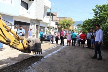 Da banderazo Angel Torres a una calle más en colonia Adonahí, en Tuxtla