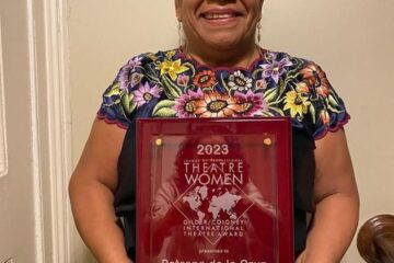 Petrona De la Cruz Cruz recibió el Premio Internacional de Teatro Gilder/Coigne