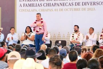 En Cintalapa, entrega Rutilio Escandón 450 escrituras y certificados de lote a familias de 23 municipios