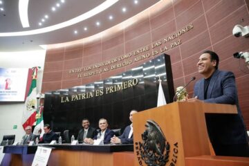 Eduardo Ramírez entregó reconocimientos a leyendas del fútbol mexicano