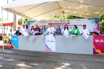 Encabeza Rutilio Escandón 2ª entrega de Proyectos de Fomento Familiar a la Producción de Traspatio