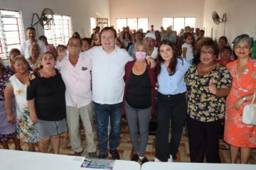 Mariano Rosales entrega Cédulas de Empadronamiento a locatarios del mercado Santa Catarina