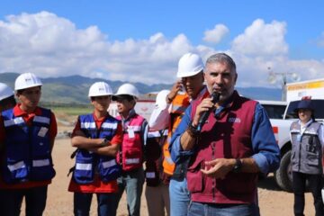 Realiza Angel Torres y universitarios visita al Hangar de Carga en el AIAAC