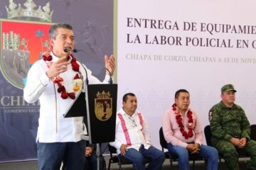 Entrega Rutilio Escandón equipamiento y patrullas a la policía municipal de Chiapa de Corzo