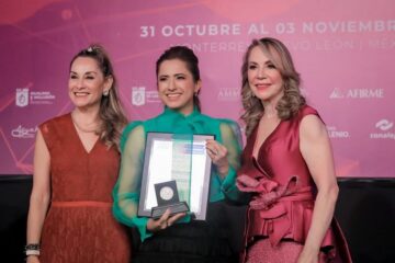 Recibe Zaira Zepeda medalla al mérito empresarial AMMJE 2023