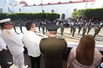 Junto al pueblo, Rutilio Escandón presencia desfile por 113 Aniversario del inicio de la Revolución Mexicana