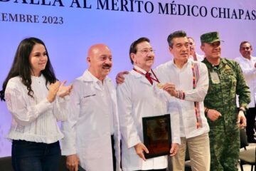 Entrega Rutilio Escandón la Medalla al Mérito Médico Chiapas 2023 al doctor José Trinidad Aceves