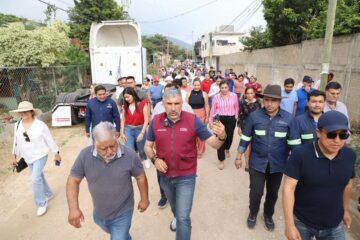 Junto a colonos, Angel Torres da banderazo a construcción de circuito en Plan de Ayala, en Tuxtla