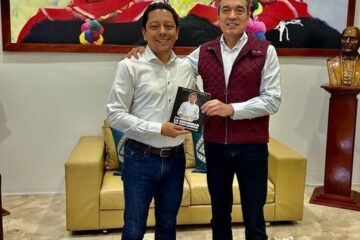 Llaven Abarca entrega al gobernador Rutilio Escandón ejemplar de su libro “Chiapas la seguridad que todos queremos”