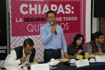Presenta Llaven Abarca su libro ante el sector empresarial del estado