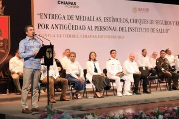 Entrega Rutilio Escandón medallas, estímulos y reconocimientos por antigüedad al personal de salud