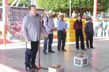 Entrega alcalde Mariano Rosales aves de traspatio en Zaragoza