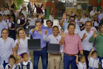 Entrega Llaven Abarca equipos de cómputo, material deportivo y ropa de invierno en Tecpatán y Copainalá