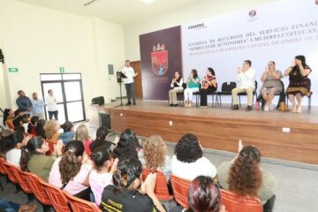 Entrega Rutilio Escandón microcréditos “Semillas de Autonomía” a mujeres de Ocozocoautla