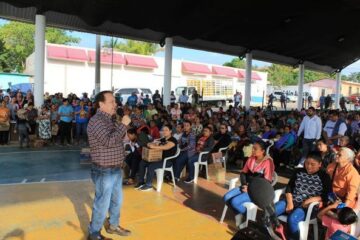 En Chanona Mariano Rosales entrega aves de traspatio a mujeres