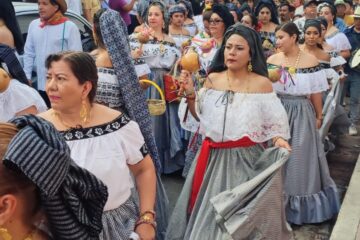 Tuxtlequitas bailan en Chiapa de Corzo