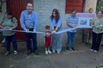 Entrega Mariano Rosales cuartos cocinas en barrio San Carlos