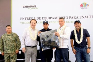 En Villaflores, Rutilio Escandón entrega patrullas, motopatrullas y equipamiento a la Policía Municipal