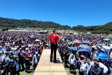 Olga Luz Espinosa, candidata al gobierno de Chiapas ofrece seguridad en El Porvenir, Chiapas