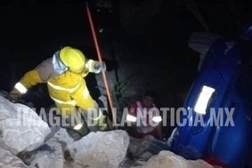 Cae unidad con siete personas a un barranco