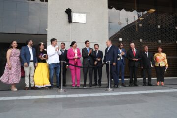 Develan placa conmemorativa de los 40 años del Palacio Legislativo de San Lázaro