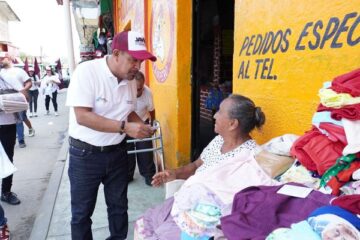Javier Jiménez realiza brigadeo en mercados de Villacomaltitlán