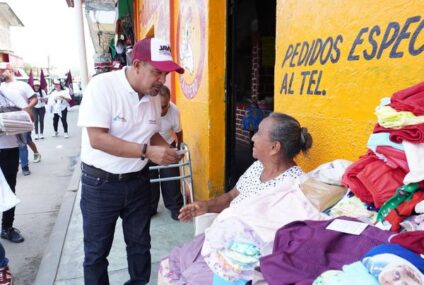 Javier Jiménez realiza brigadeo en mercados de Villacomaltitlán