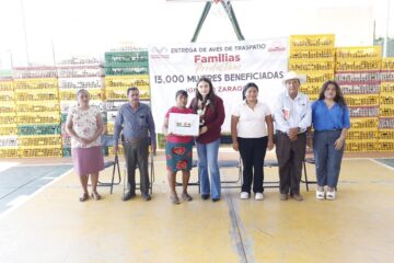 Valeria Rosales entrega paquetes de aves a mujeres en Ignacio Zaragoza