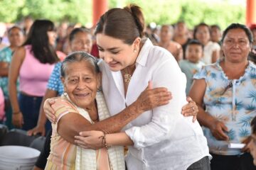 Valeria Rosales entrega aves de traspatio en Villahidalgo