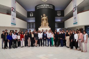 Recibe presidente del Poder Judicial a estudiantes de la Unicach