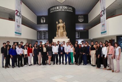 Recibe presidente del Poder Judicial a estudiantes de la Unicach