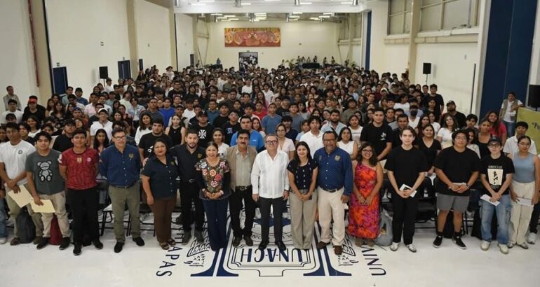 UNACH Entrega tarjetas del Bienestar a estudiantes de Arquitectura