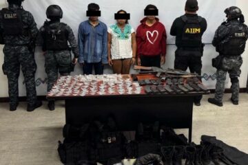 Detienen a tres personas con armas de fuego, poncha llantas y presuntas drogas en Ocozocoautla de Espinosa