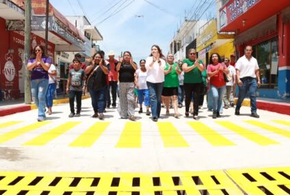 Valeria Rosales inaugura nueva calle pavimentada en Villaflores