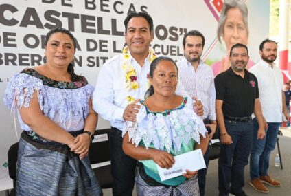 Eduardo Ramírez entrega becas Rosario Castellanos en la localidad Santa Cruz, de Sitalá