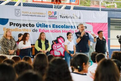 Tux-Útiles sigue llegando a más preparatorias de Tuxtla: Angel Torres
