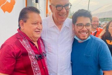 Filo y Sofía *Culebro Borrayas al borde del precipicio de la Torre Chiapas *Desde el piso 17 su caída será más estrepitosa.