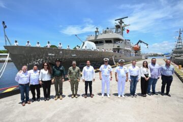 Eduardo Ramírez recorre el buque ARM Chiapas y reconoce labor de la Zona Naval