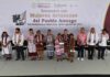 Presidenta Claudia Sheinbaum entrega créditos a la palabra a mujeres artesanas de Amuzgo