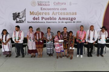 Presidenta Claudia Sheinbaum entrega créditos a la palabra a mujeres artesanas de Amuzgo