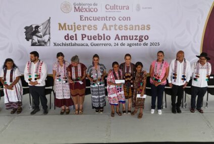 Presidenta Claudia Sheinbaum entrega créditos a la palabra a mujeres artesanas de Amuzgo